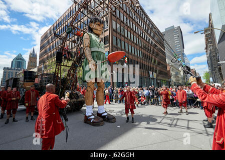 Montréal, Canada. 19 mai, 2017. Marionnettes aussi grandes que les maisons le long de rues de Montréal pendant 375e anniversaire Credit : Patrick Bombaert/Alamy Live News Banque D'Images