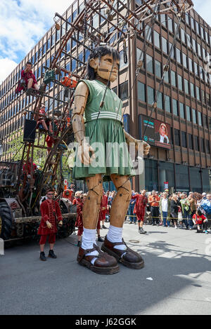 Montréal, Canada. 19 mai, 2017. Marionnettes aussi grandes que les maisons le long de rues de Montréal pendant 375e anniversaire Credit : Patrick Bombaert/Alamy Live News Banque D'Images