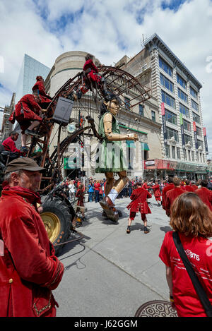 Montréal, Canada. 19 mai, 2017. Marionnettes aussi grandes que les maisons le long de rues de Montréal pendant 375e anniversaire Credit : Patrick Bombaert/Alamy Live News Banque D'Images