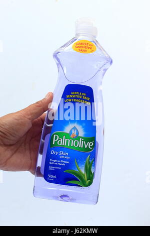 Palmolive liquide vaisselle contre isolé sur fond blanc Banque D'Images