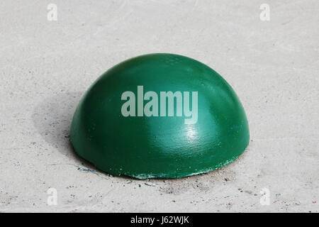 Vert en forme de boule des socles de béton près de la chambre à côté de la route à l'entrée des véhicules. Utile lorsque le danger d'attaques terroristes. Banque D'Images