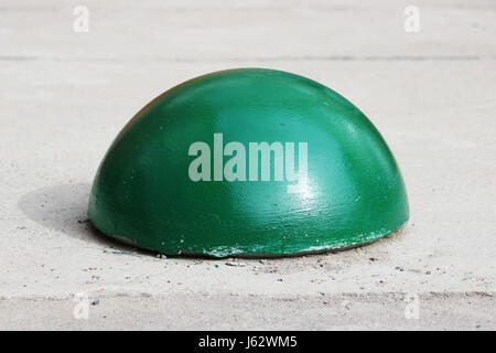 Vert en forme de boule des socles de béton près de la chambre à côté de la route à l'entrée des véhicules. Utile lorsque le danger d'attaques terroristes. Banque D'Images