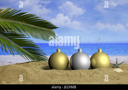 Boules de Noël sur une plage de sable. Plage de noël vacances. 3d illustration Banque D'Images