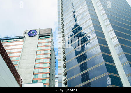 Auckland, Nouvelle-Zélande - septembre 18,2015 : Casino Skycity Auckland Sky Tower et réfléchi sur le bâtiment voisin à Auckland, en Nouvelle-Zélande. Banque D'Images