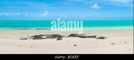 Magnifique plage de pointe d'Esny, sur la côte sud-est de l'île Maurice. Panorama Banque D'Images