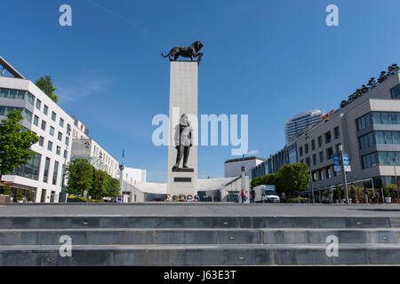 La statue de Milan Rastislav Stefanik se dresse sur un pylône de 2.7m de haut sur la rive gauche du Danube... Banque D'Images