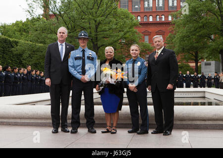 Les agents de police du comté de Prince Georges et la famille d'officiers morts posent pour une photo de groupe devant le National Law Enforcement Officers Memorial Banque D'Images