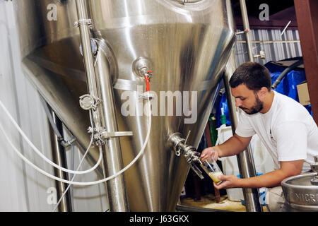 Michigan Baroda, The Round Barn Winery Distillery & Brewery, bière, cuve en acier inoxydable, microbrew, fait à la main, tests, homme hommes, conique fermenté, verser Banque D'Images