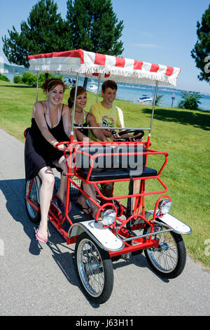 Traverse City Michigan, West Arm Grand traverse Bay Water, Clinch Park, garçons, garçons, enfants enfants enfants enfants jeunes jeunes jeunes jeunes jeunes jeunes deux filles Banque D'Images