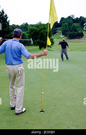 Michigan traverse City, Sutton Bay, Leelanau Peninsula, Leelanau Club, terrain de golf, homme hommes, vert d'exercice, sport, putter, drapeau, jeu, loisirs en plein air, b Banque D'Images