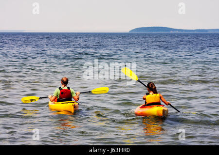 Michigan traverse City,West Arm Grand traverse Bay,Clinch Park,kayak,homme hommes,femme femmes,eau,sport,loisirs,avers,paddle,jaune,orange, Banque D'Images