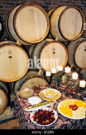 Traverse City Michigan,Old Mission Peninsula,Brys Estate,vignoble,vignobles,boutique cave,cave à vin,fromage,crackers,bougies,olives,cerises,buffet Banque D'Images