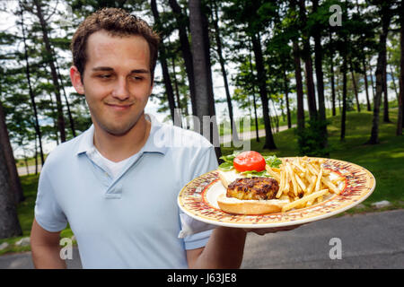 Traverse City Michigan, Old Mission Peninsula, Bowers Harbour, restaurant restaurants repas manger dehors café cafés bistrot, gâteau de crabe, sandwich, plat, di Banque D'Images