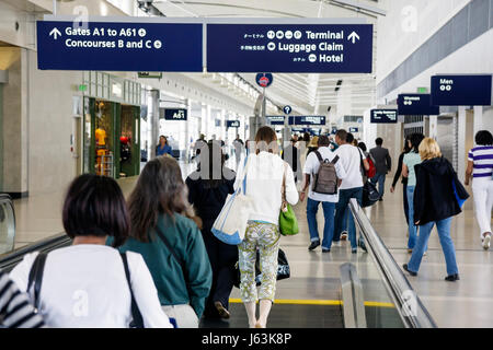 Detroit Michigan,DTW,Detroit Metropolitan Wayne County Airport,transport,terminal,porte,arrivée,départ,Black Blacks African African Ethnic min Banque D'Images