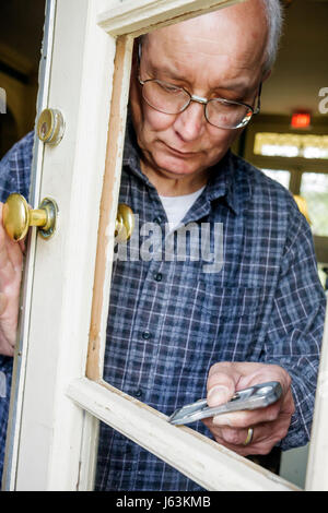 Michigan Saginaw,Montague Inn,Bed & Breakfast,réparation,homme hommes,handyman,senior seniors citoyens,entretien,porte,porte,entrée,avant, Banque D'Images