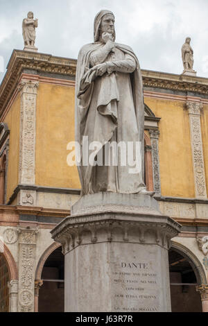 Statue de Dante Alighieri, Vérone, Italie Banque D'Images