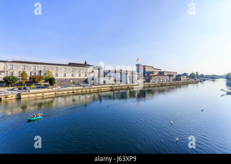 France, Charente (16), Cognac, la Charente, la porte Saint-Jacques, le château de Cognac et les quais // France, Charente, Cognac, le Saint Jacques D Banque D'Images