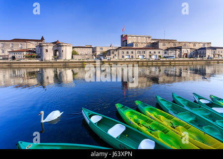 France, Charente (16), Cognac, la Charente, la porte Saint-Jacques, le château de Cognac et les quais // France, Charente, Cognac, le Saint Jacques D Banque D'Images