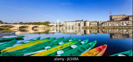 France, Charente (16), Cognac, la Charente, la porte Saint-Jacques, le château de Cognac et les quais // France, Charente, Cognac, le Saint Jacques D Banque D'Images