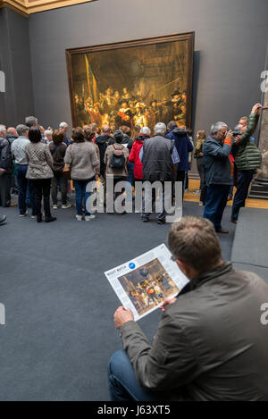 AMSTERDAM, Pays-Bas - 10 MAI 2017 : Les gens qui regardent la photo la nuit ou la compagnie de milice du capitaine Frans Interdiction Cocq de Rembrandt, Banque D'Images