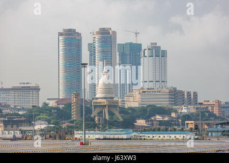 Editorial : COLOMBO, SRI LANKA, le 7 avril 2017 - Colombo avec les toits de chaitya Annuttara Samyak temple, vu du port Banque D'Images