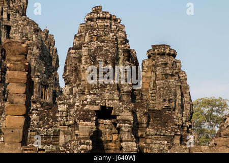 Les nombreux visages du Bayon à tours portent la ressemblance du Bouddha et le roi Jayavarman, dans le complexe d'Angkor Wat Banque D'Images