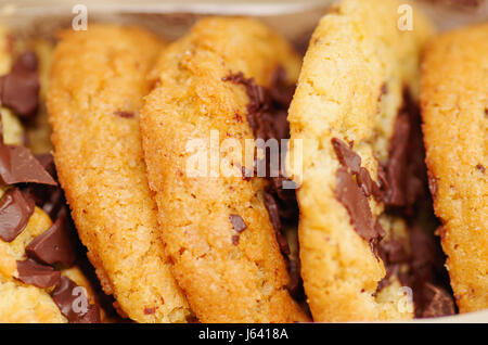 Close up d'un délicieux biscuits fraîchement cuits au four avec du chocolat Banque D'Images