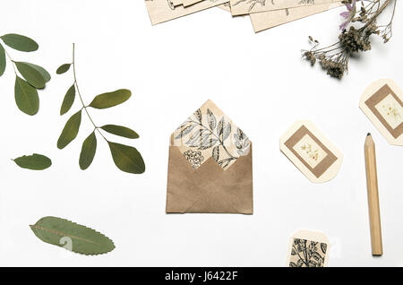 Les étiquettes à la main et des fleurs séchées. Bureau de crafter Banque D'Images