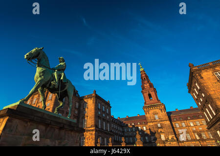 Statue équestre du roi Christian la 9ème Danemark Copenhague à l'intérieur du Parlement danois Christiansborg palace Banque D'Images