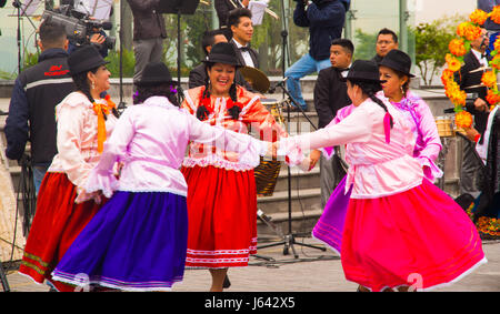 Quito, Équateur - Décembre 09, 2016 : un peuple autochtone non identifiés sont la danse dans un défilé à Quito, Equateur Banque D'Images