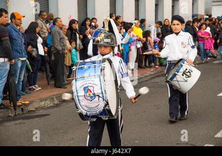 Quito, Équateur - Décembre 09, 2016 : Un des garçons jouent à un tambour dans le défilé à Quito, Equateur Banque D'Images