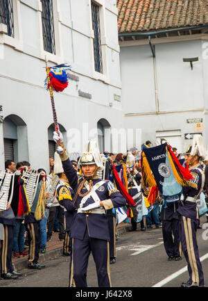 Quito, Équateur - Décembre 09, 2016 : un ovni personnes marche dans le défilé à Quito, Equateur Banque D'Images