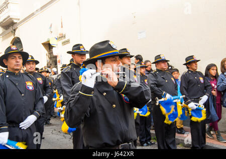 Quito, Équateur - Décembre 09, 2016 : un inconnu les gens jouent flûte en parade à Quito, Equateur Banque D'Images