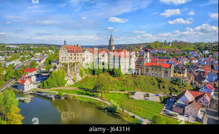 Vue Aérienne Vue panoramique sur le château de Sigmaringen situé sur le côté du Danube à Sigmaringen, Baden-Wurttemberg, Allemagne Banque D'Images