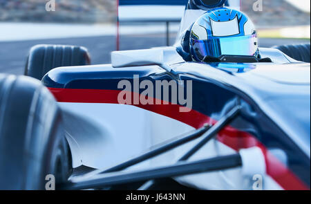 Pilote de voiture de course de Formule 1 sur la piste de sports Banque D'Images