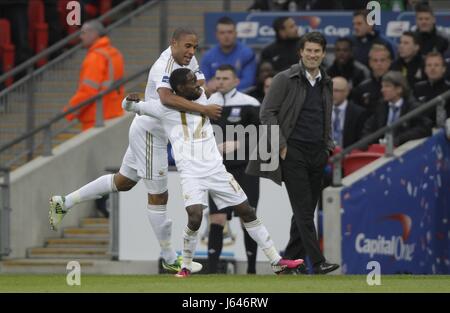 NATHAN DYER CÉLÈBRE DANS BOF BRADFORD CITY V SWANSEA CITY STADE DE WEMBLEY Londres Angleterre 24 Février 2013 Banque D'Images