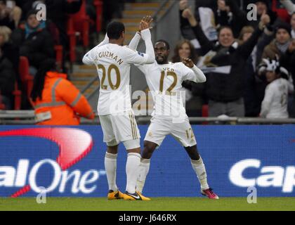 NATHAN DYER CÉLÈBRE BRADFORD CITY V SWANSEA CITY STADE DE WEMBLEY Londres Angleterre 24 Février 2013 Banque D'Images