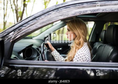 Faire peur aux jeunes lecteurs femme voiture arrêtez avant que les dommages Banque D'Images