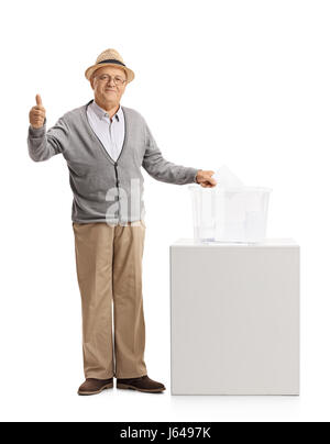 Portrait d'un homme mûr et de vote faisant un geste vers le pouce isolé sur fond blanc Banque D'Images