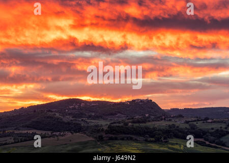 Photo de Montefollonico lors d'un coucher du soleil surplombant une vallée dynamique en Toscane Banque D'Images