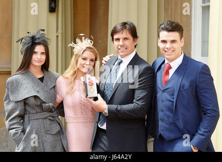 Football Manager Chris Coleman, avec fille Christy (à gauche), épouse Charlotte et son fils Sonny, après qu'il a reçu l'ordre de l'EMPIRE BRITANNIQUE par le Prince de Galles au cours d'une cérémonie à Buckingham Palace, Londres. Banque D'Images