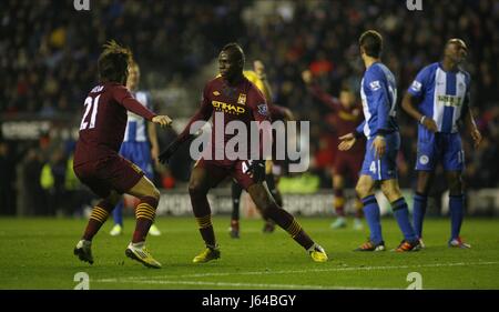 MARIO BALOTELLI CÉLÈBRE Wigan Athletic V MANCHESTER CI DW Stadium WIGAN ANGLETERRE 28 Novembre 2012 Banque D'Images