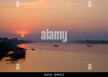 L'Amitié Thai-Lao Pont sur le Mékong au coucher du soleil, Nong Khai, Isan, Thaïlande. Banque D'Images