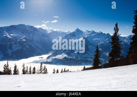 L'hiver avec des pistes de ski resort kaprun près de pic de kitzsteinhorn alpes autrichiennes Banque D'Images
