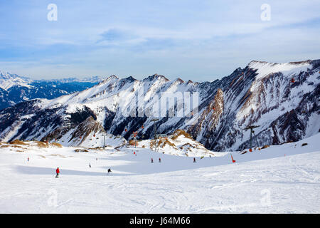 L'hiver avec des pistes de ski resort kaprun près de pic de kitzsteinhorn alpes autrichiennes Banque D'Images