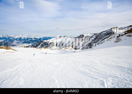 L'hiver avec des pistes de ski resort kaprun près de pic de kitzsteinhorn alpes autrichiennes Banque D'Images