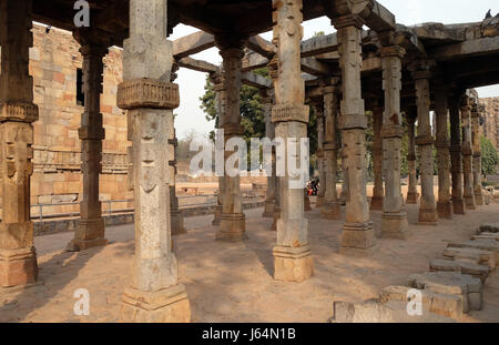 Colonnes avec de la sculpture sur pierre dans la cour d'Quwwat-Ul-Islam mosquée, Qutb Minar complex, Delhi, Inde, le 13 février, 201 Banque D'Images