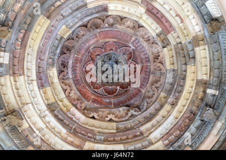 Détail du plafond dans un des bâtiments (Qutb Minar Qûtb), Delhi, Inde, 13 février 2016. Banque D'Images