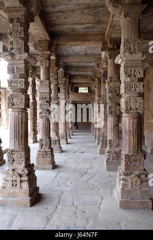 Colonnes avec de la sculpture sur pierre dans la cour d'Quwwat-Ul-Islam mosquée, Qutb Minar complex, Delhi, Inde, le 13 février, 201 Banque D'Images