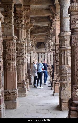 Colonnes avec de la sculpture sur pierre dans la cour d'Quwwat-Ul-Islam mosquée, Qutb Minar complex, Delhi, Inde, le 13 février, 201 Banque D'Images